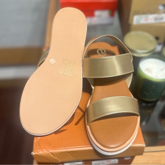 ✨ Exé “Amanda” Gold Banded Sandal ✨
Size 37 (U.S. 7) | New in Box - Picture 5 of 5